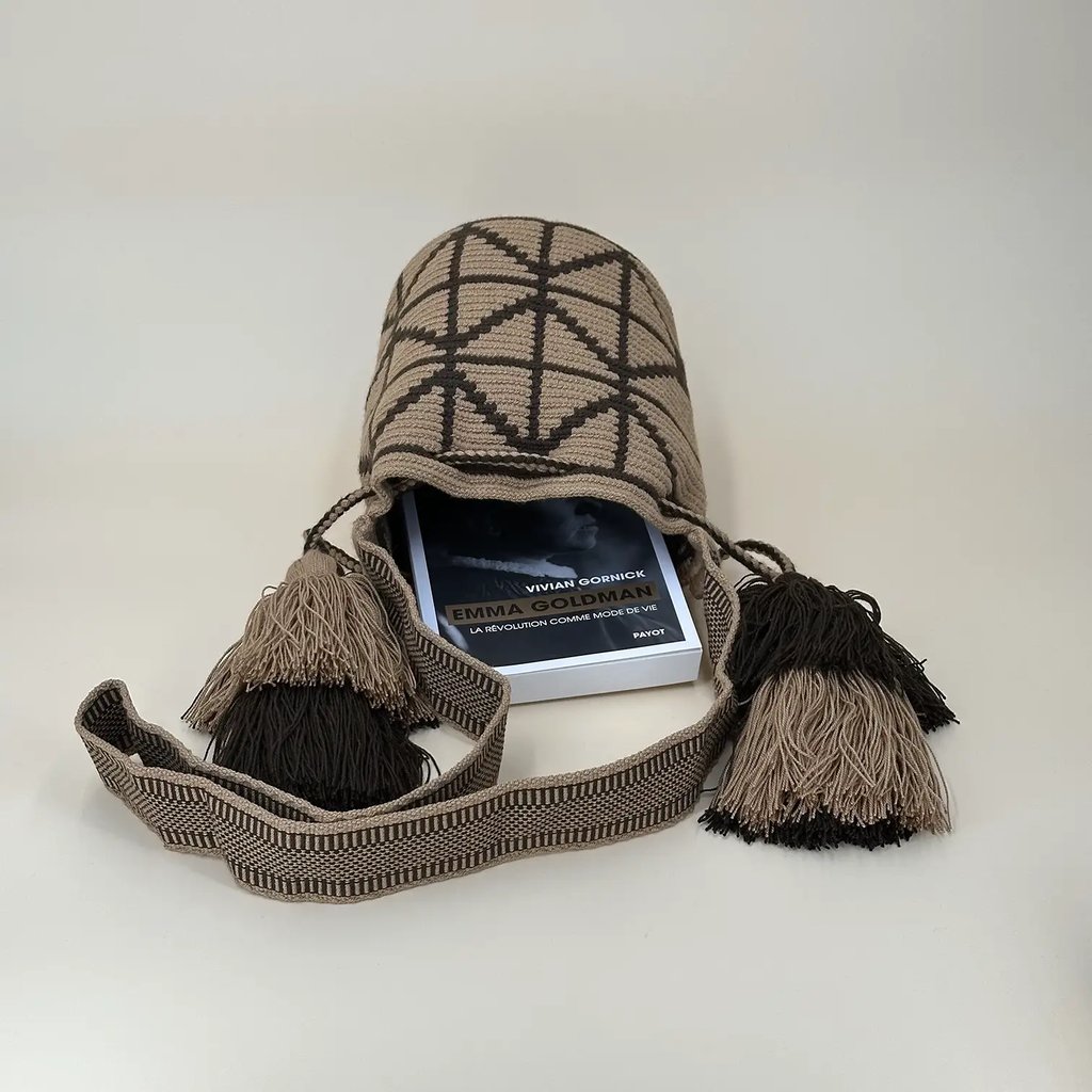 Petit sac bandoulière mochila femme et homme, tissé à la main par des tisserandes de la communauté Wayuu en Colombie. Issu d'une mode éthique et slow-fashion.