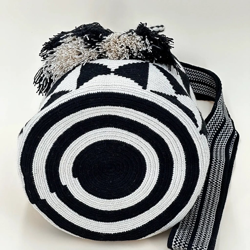 Sac à bandoulière, tissé à la main par des tisserandes de la communauté indigène Wayuu en Colombie. Sac issu du commerce équitable et dans une démarche de Slow-Fashion.