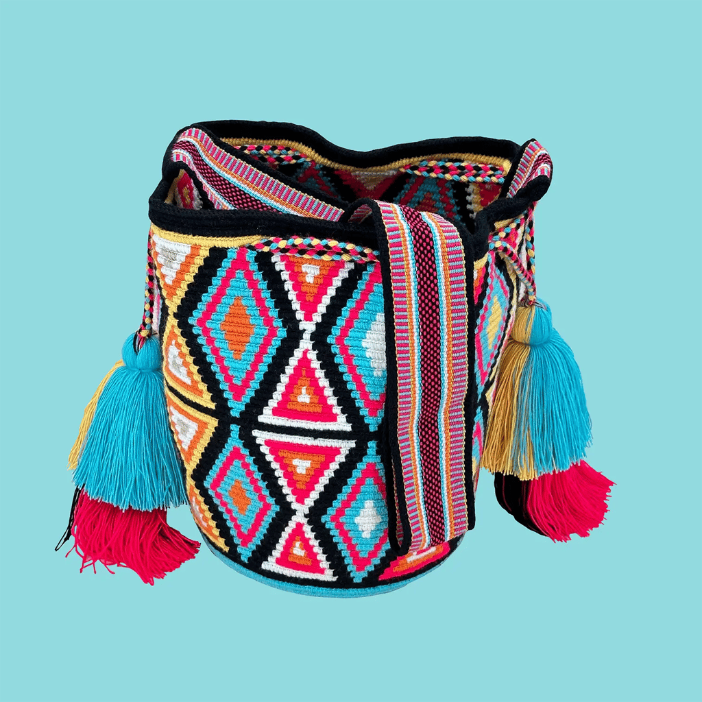 Sac mochila femme et homme, tissé à la main par des tisserandes de la communauté Wayuu en Colombie. Issu d'une mode éthique et slow-fashion.
