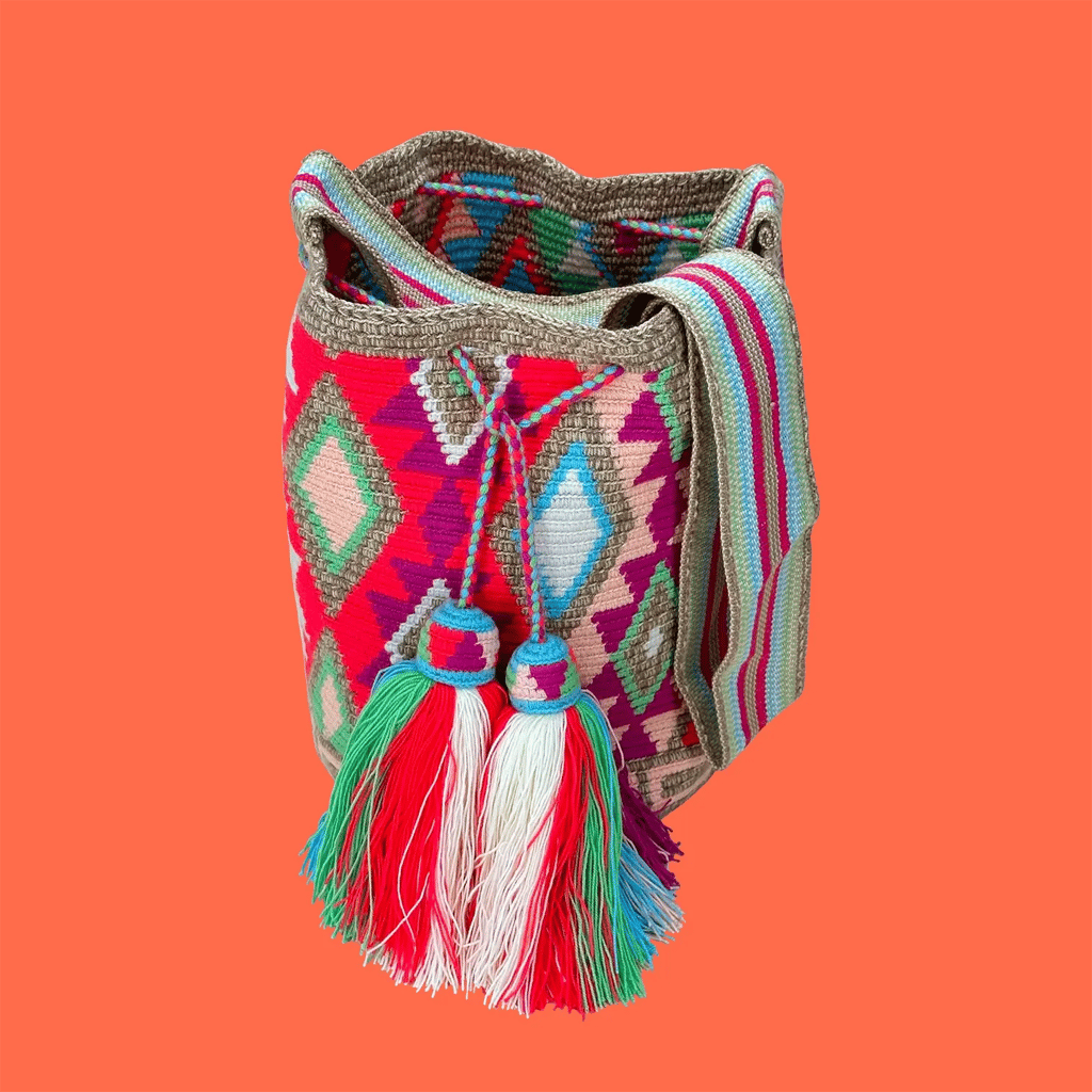 Sac bandoulière mochila femme et homme, tissé à la main par des tisserandes de la communauté Wayuu en Colombie. Issu d'une mode éthique et slow-fashion.
