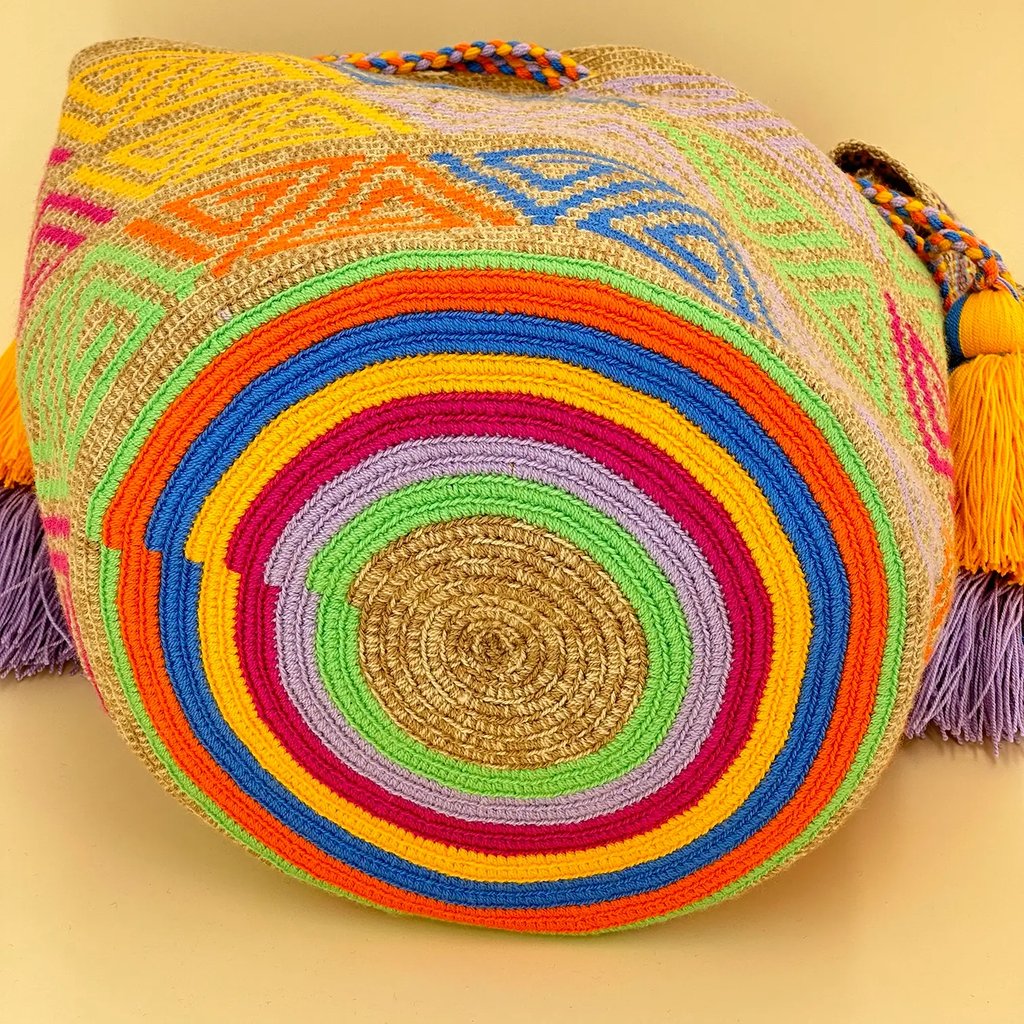 Sac à bandoulière tissé à la main par des tisserandes de la communauté indigène Wayuu en Colombie. Issu du commerce équitable et dans une démarche de Slow-Fashion.