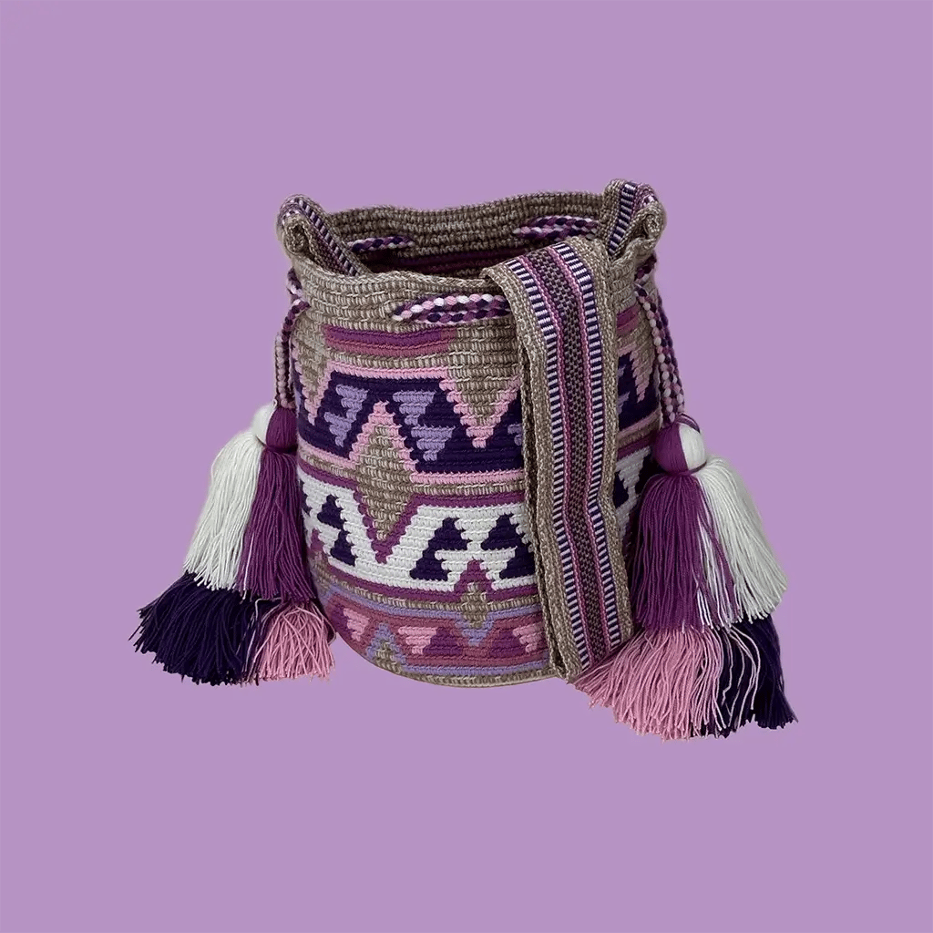 Petit sac bandoulière mochila femme et homme, tissé à la main par des tisserandes de la communauté Wayuu en Colombie. Issu d'une mode éthique et slow-fashion.