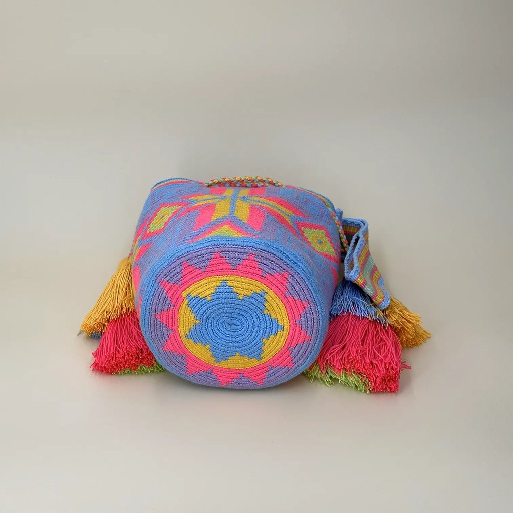 Petit sac bandoulière mochila femme et homme, tissé à la main par des tisserandes de la communauté Wayuu en Colombie. Issu d'une mode éthique et slow-fashion.