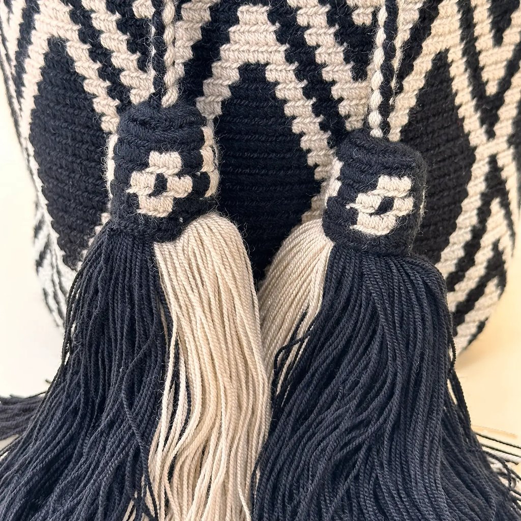 Petit sac bandoulière mochila femme et homme, tissé à la main par des tisserandes de la communauté Wayuu en Colombie. Issu d'une mode éthique et slow-fashion.
