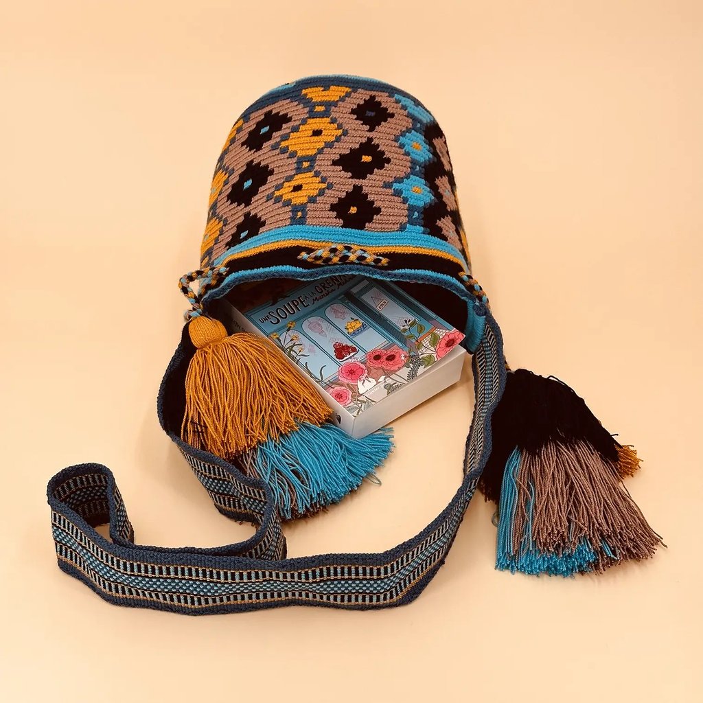 Petit sac bandoulière mochila femme et homme, tissé à la main par des tisserandes de la communauté Wayuu en Colombie. Issu d'une mode éthique et slow-fashion.
