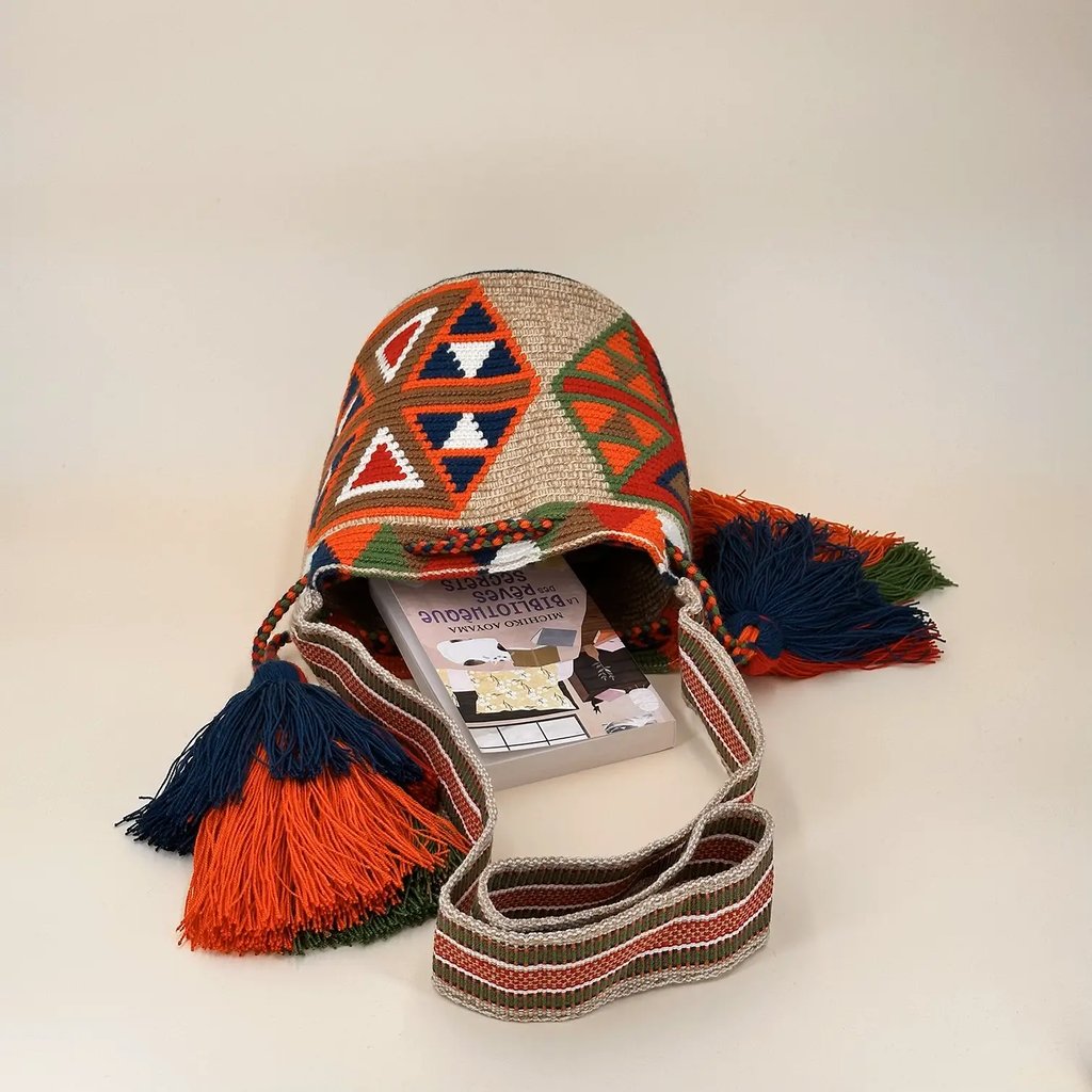 Petit sac bandoulière mochila femme et homme, tissé à la main par des tisserandes de la communauté Wayuu en Colombie. Issu d'une mode éthique et slow-fashion.
