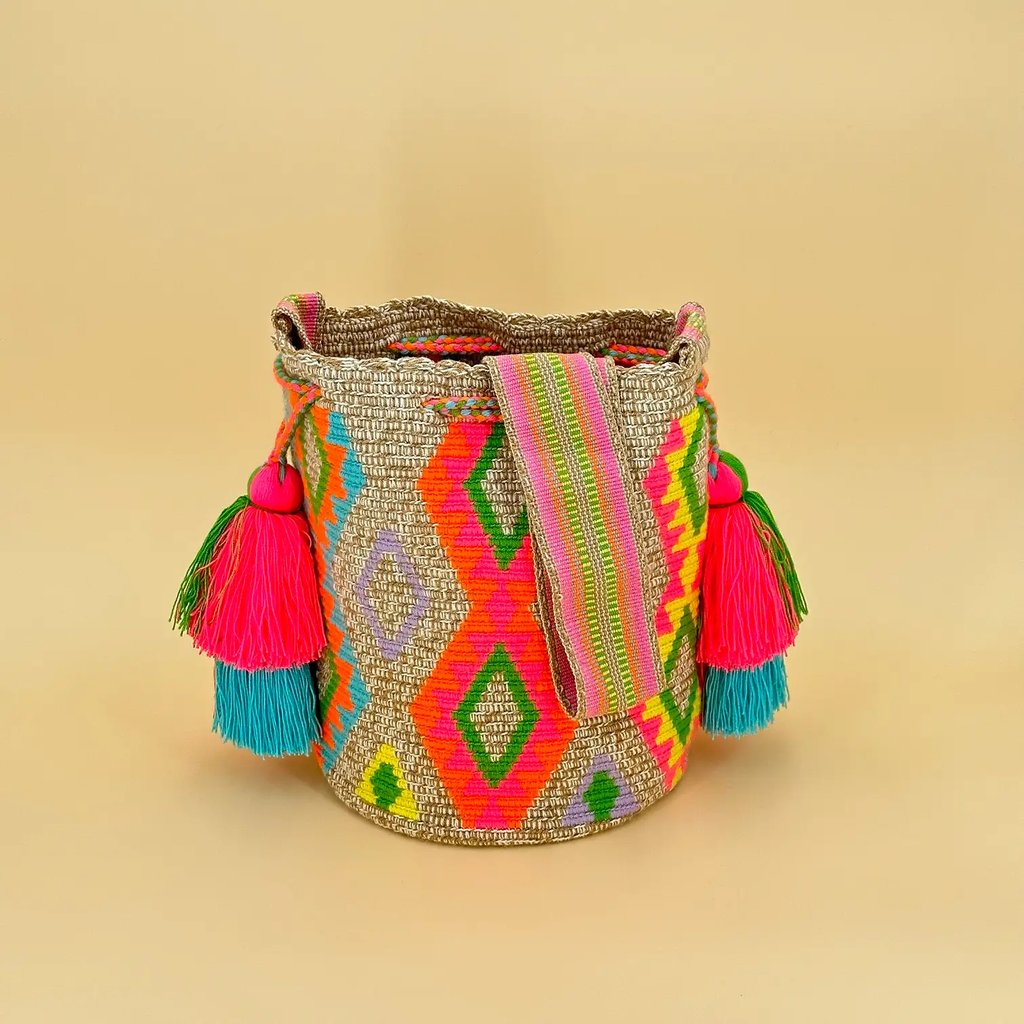 Sac à bandoulière, tissé à la main par des tisserandes de la communauté Wayuu en Colombie. 