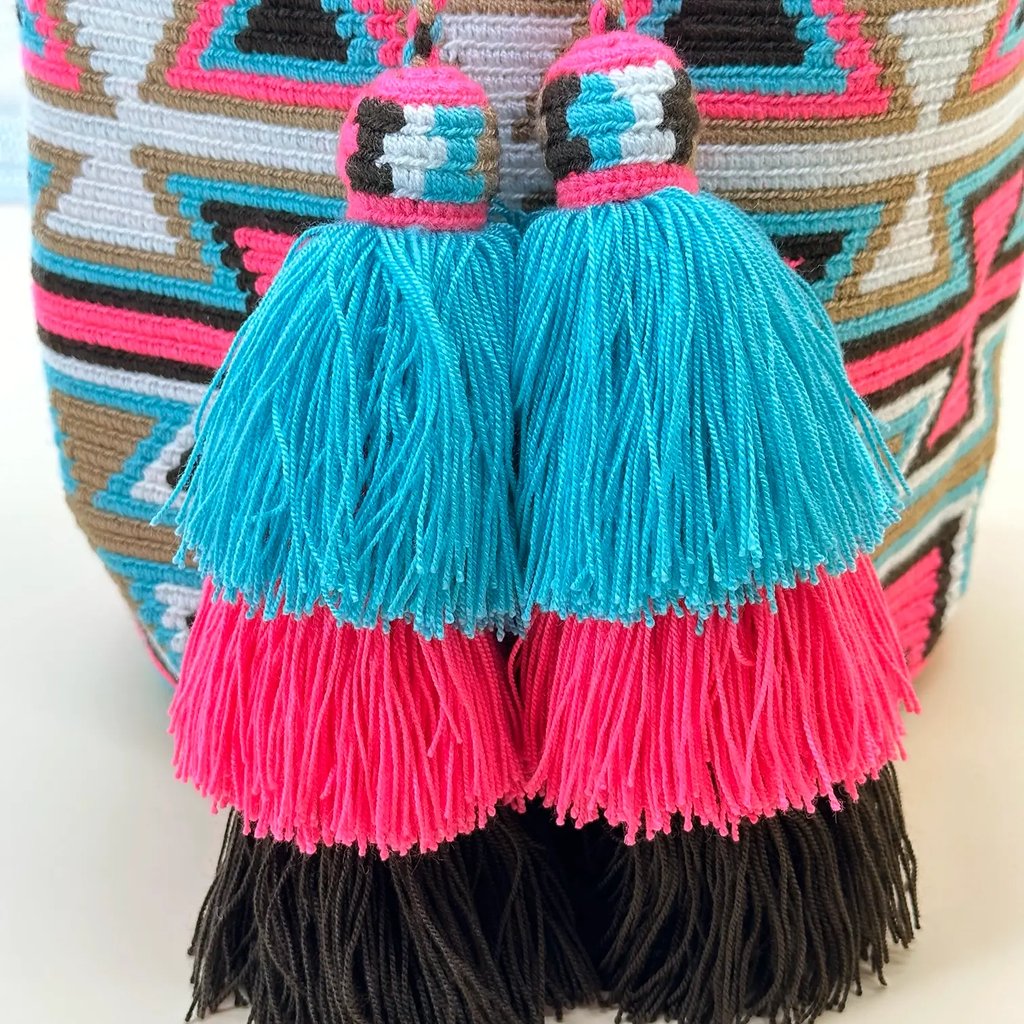 Sac à bandoulière, tissé à la main par des tisserandes de la communauté indigène Wayuu en Colombie. Sac issu du commerce équitable et dans une démarche de Slow-Fashion.