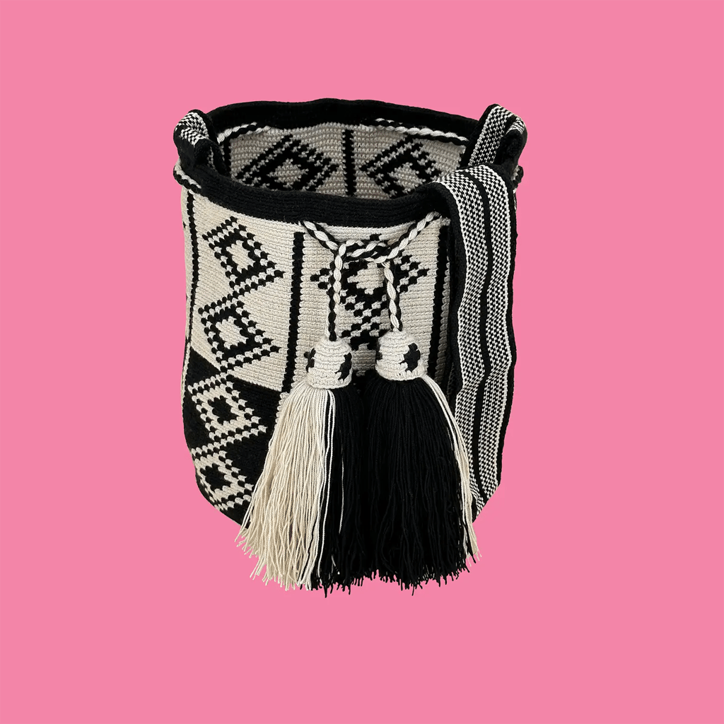 Sac bandoulière mochila femme et homme, tissé à la main par des tisserandes de la communauté Wayuu en Colombie. Issu d'une mode éthique et slow-fashion.
