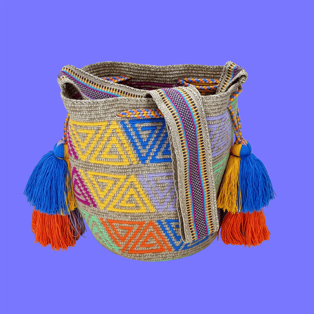 Sac mochila femme et homme, tissé à la main par des tisserandes de la communauté Wayuu en Colombie. Issu d'une mode éthique et slow-fashion.
