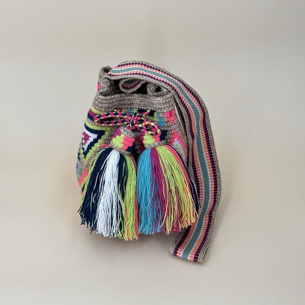 Petit sac bandoulière mochila femme et homme, tissé à la main par des tisserandes de la communauté Wayuu en Colombie. Issu d'une mode éthique et slow-fashion.