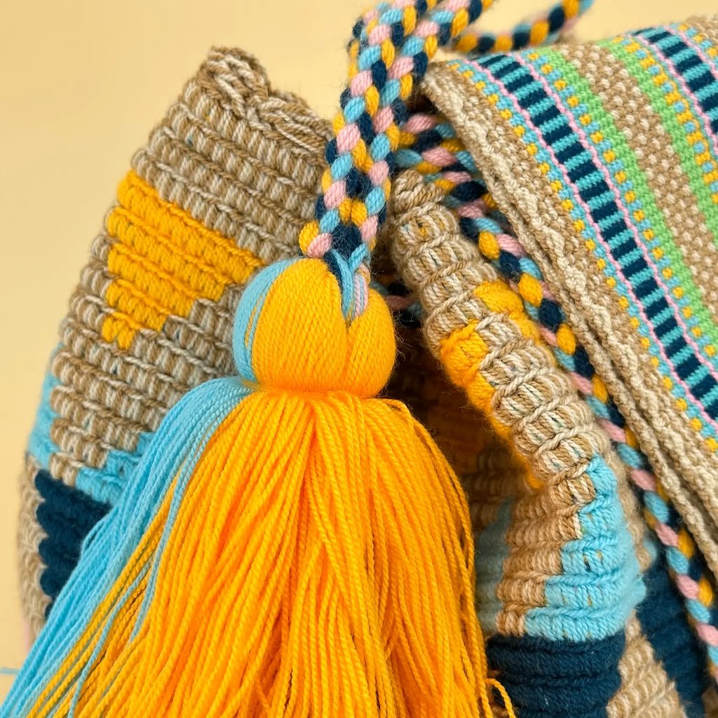 Sac à bandoulière, tissé à la main par des tisserandes de la communauté Wayuu en Colombie. 