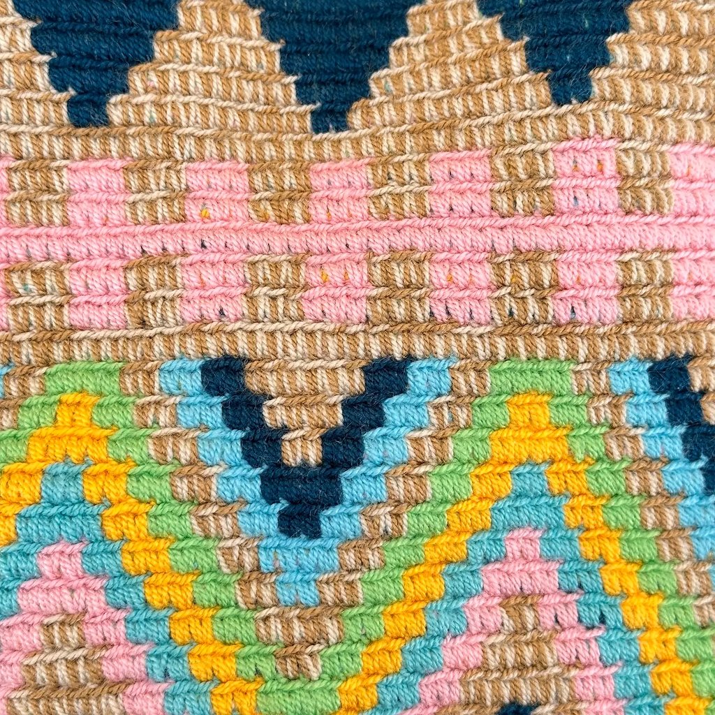 Sac à bandoulière, tissé à la main par des tisserandes de la communauté Wayuu en Colombie. 