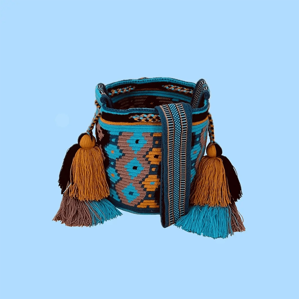 Petit sac bandoulière mochila femme et homme, tissé à la main par des tisserandes de la communauté Wayuu en Colombie. Issu d'une mode éthique et slow-fashion.
