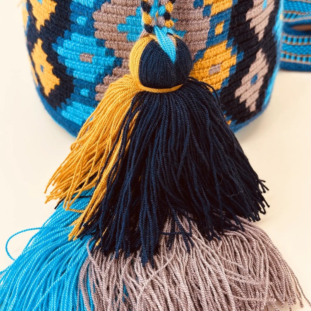 Petit sac bandoulière mochila femme et homme, tissé à la main par des tisserandes de la communauté Wayuu en Colombie. Issu d'une mode éthique et slow-fashion.
