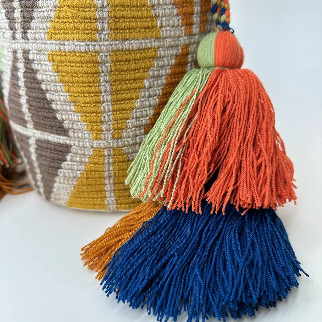 Petit sac bandoulière mochila femme et homme, tissé à la main par des tisserandes de la communauté Wayuu en Colombie. Issu d'une mode éthique et slow-fashion.