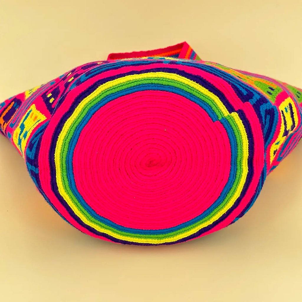 Panier tissé à la main par des tisserandes de la communauté indigène Yayuu en Colombie. Mode éthique. Slow Fashion.