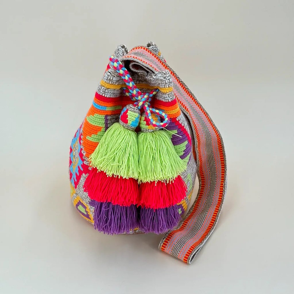 Sac à bandoulière tissé à la main par des tisserandes de la communauté indigène Wayuu en Colombie. Issu du commerce équitable et dans une démarche de Slow-Fashion.