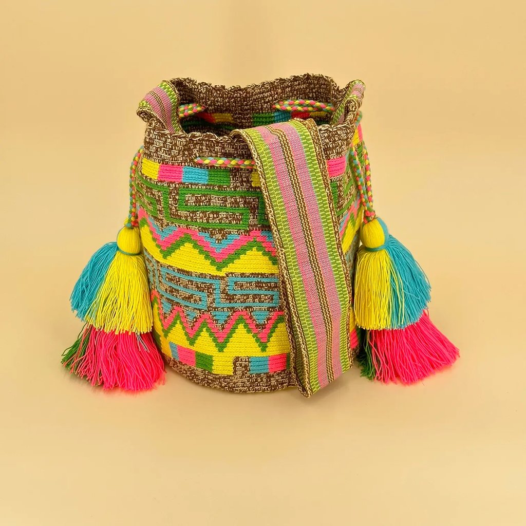 Sac à bandoulière, tissé à la main par des tisserandes de la communauté Wayuu en Colombie. 