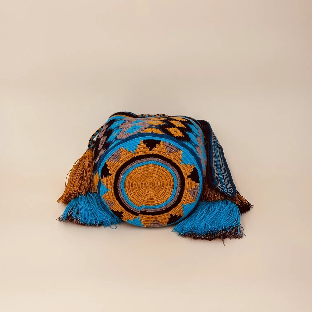 Petit sac bandoulière mochila femme et homme, tissé à la main par des tisserandes de la communauté Wayuu en Colombie. Issu d'une mode éthique et slow-fashion.
