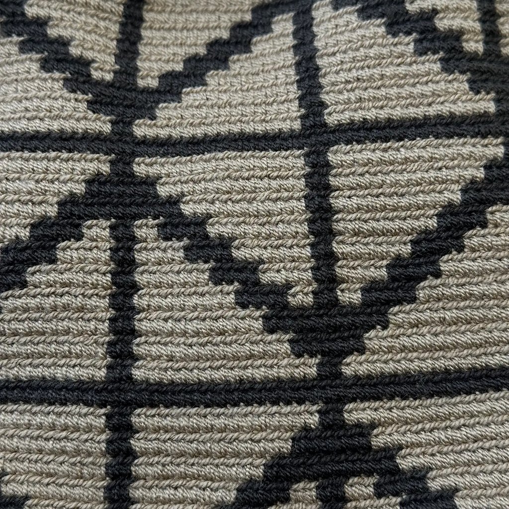 Petit sac bandoulière mochila femme et homme, tissé à la main par des tisserandes de la communauté Wayuu en Colombie. Issu d'une mode éthique et slow-fashion.
