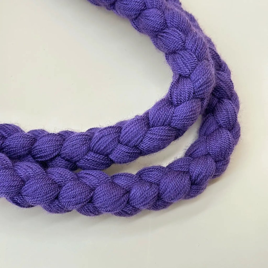 Sac à anses tressées, tissé à la main par des tisserandes de la communauté indigène Wayuu en Colombie. Sac issu du commerce équitable et dans une démarche de Slow-Fashion.