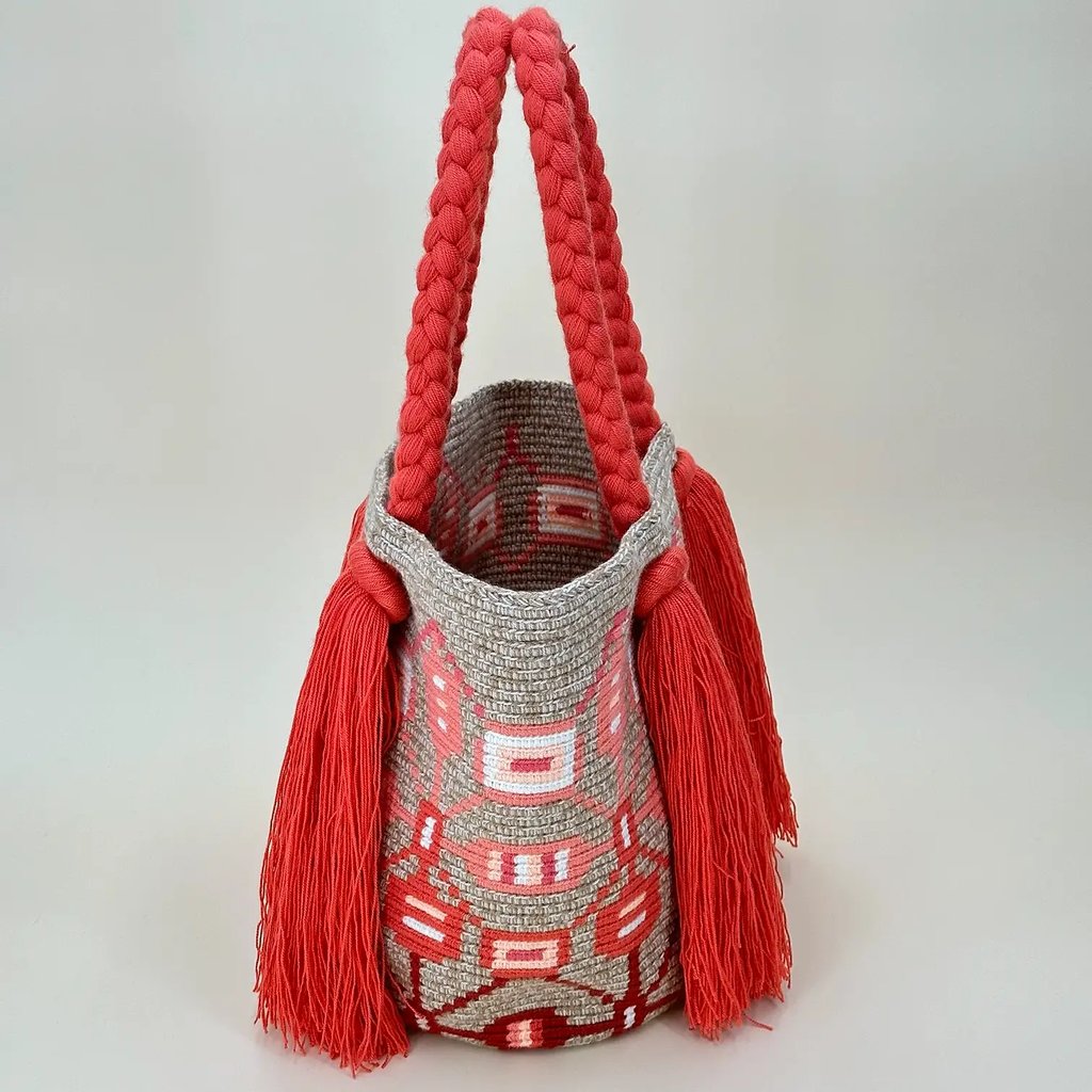 Sac à anses tressées, tissé à la main par des tisserandes de la communauté indigène Wayuu en Colombie, issu du commerce équitable et dans une démarche de slow-fashion