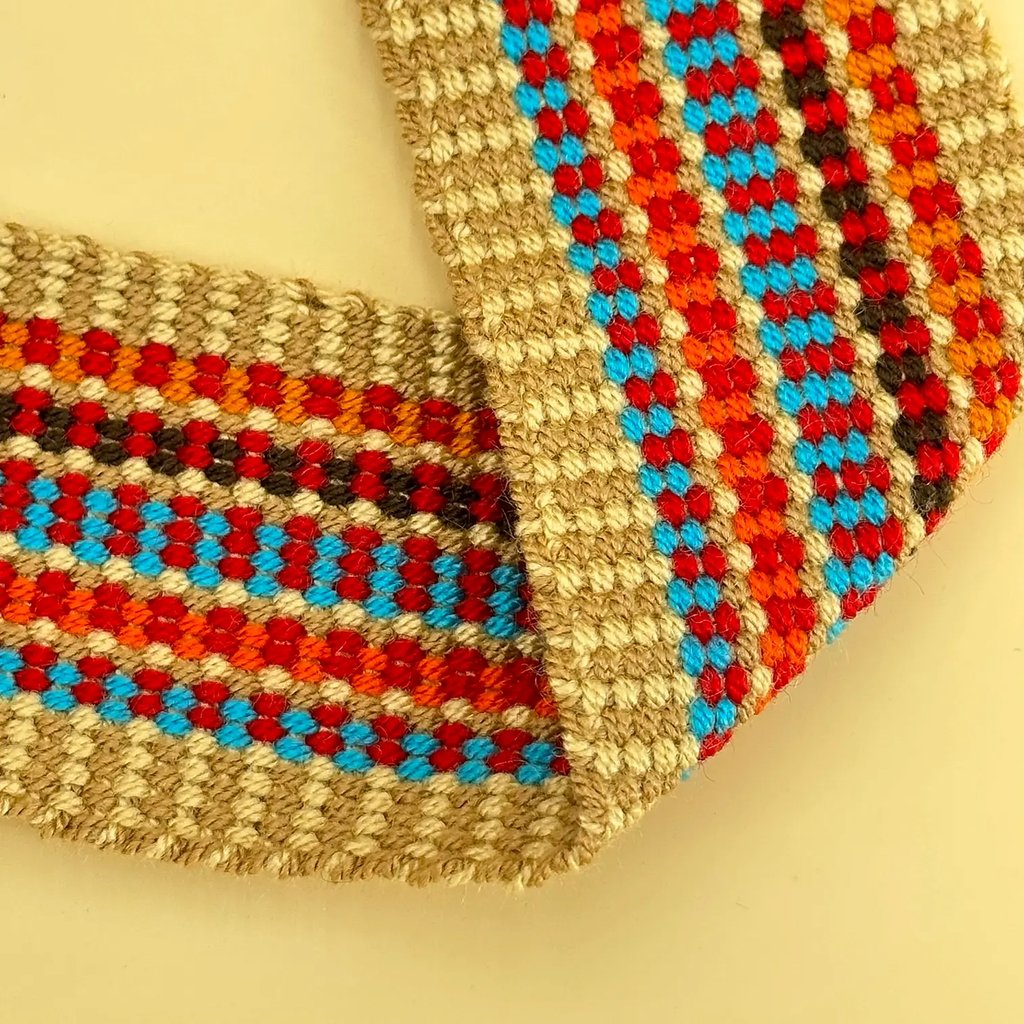 Panier tissé à la main par des tisserandes de la communauté indigène Yayuu en Colombie. Mode éthique. Slow Fashion.