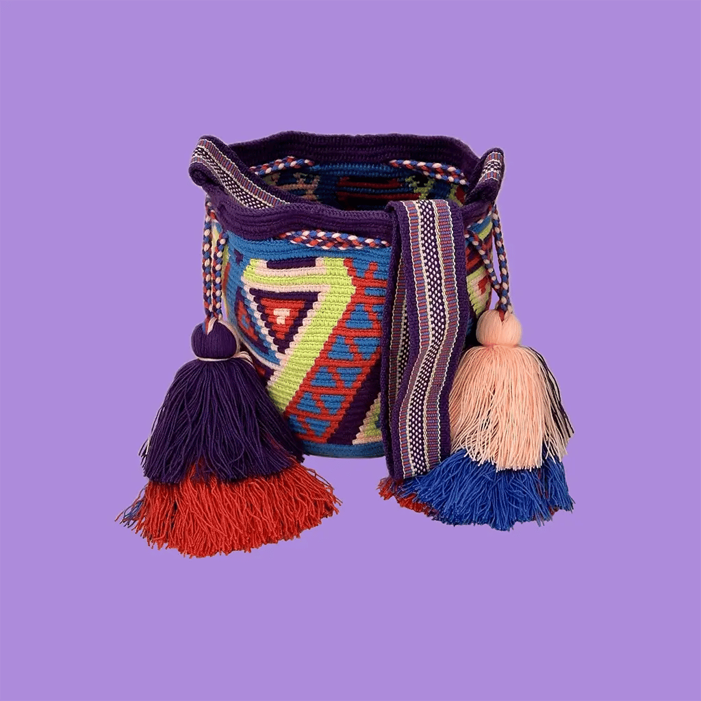 Petit sac bandoulière mochila femme et homme, tissé à la main par des tisserandes de la communauté Wayuu en Colombie. Issu d'une mode éthique et slow-fashion.
