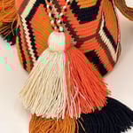 Petit sac bandoulière mochila femme et homme, tissé à la main par des tisserandes de la communauté Wayuu en Colombie. Issu d'une mode éthique et slow-fashion.