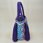 Sac à anses tressées, tissé à la main par des tisserandes de la communauté indigène Wayuu en Colombie. Sac issu du commerce équitable et dans une démarche de Slow-Fashion.
