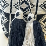 Sac à bandoulière, tissé à la main par des tisserandes de la communauté indigène Wayuu en Colombie. Sac issu du commerce équitable et dans une démarche de Slow-Fashion.