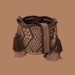 Petit sac bandoulière mochila femme et homme, tissé à la main par des tisserandes de la communauté Wayuu en Colombie. Issu d'une mode éthique et slow-fashion.