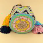 Sac à bandoulière, tissé à la main par des tisserandes de la communauté Wayuu en Colombie. 