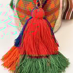 Petit sac bandoulière mochila femme et homme, tissé à la main par des tisserandes de la communauté Wayuu en Colombie. Issu d'une mode éthique et slow-fashion.
