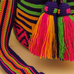 Sac sapzurro violet rose jaune mochila Wayuu. Fabriquée à la main. fabrication équitable. slow fashion. couleurs estivales et vives. 