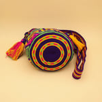 Sac sapzurro violet rose jaune mochila Wayuu. Fabriquée à la main. fabrication équitable. slow fashion. couleurs estivales et vives. 