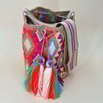 Sac à bandoulière, tissé à la main par des tisserandes de la communauté indigène Wayuu en Colombie. Sac issu du commerce équitable et dans une démarche de Slow-Fashion.