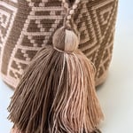 Petit sac bandoulière mochila femme et homme, tissé à la main par des tisserandes de la communauté Wayuu en Colombie. Issu d'une mode éthique et slow-fashion.