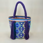Sac à anses tressées, tissé à la main par des tisserandes de la communauté indigène Wayuu en Colombie. Sac issu du commerce équitable et dans une démarche de Slow-Fashion.