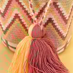 Sac à bandoulière tissé à la main par des tisserandes de la communauté Wayuu en Colombie - sac issu du commerce équitable et dans une démarche de slow fashion.