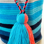 Sac à bandoulière, tissé à la main par des tisserandes de la communauté indigène Wayuu en Colombie. Sac issu du commerce équitable et dans une démarche de Slow-Fashion.