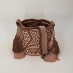 Petit sac bandoulière mochila femme et homme, tissé à la main par des tisserandes de la communauté Wayuu en Colombie. Issu d'une mode éthique et slow-fashion.