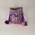 Petit sac bandoulière mochila femme et homme, tissé à la main par des tisserandes de la communauté Wayuu en Colombie. Issu d'une mode éthique et slow-fashion.