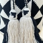 Sac à bandoulière, tissé à la main par des tisserandes de la communauté indigène Wayuu en Colombie. Sac issu du commerce équitable et dans une démarche de Slow-Fashion.
