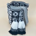 Sac à bandoulière tissé à la main par des tisserandes de la communauté indigène Wayuu en Colombie. Issu du commerce équitable et dans une démarche de Slow-Fashion.