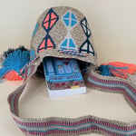 Petit sac bandoulière mochila femme et homme, tissé à la main par des tisserandes de la communauté Wayuu en Colombie. Issu d'une mode éthique et slow-fashion.