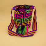 Sac sapzurro violet rose jaune mochila Wayuu. Fabriquée à la main. fabrication équitable. slow fashion. couleurs estivales et vives. 