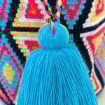 Sac à bandoulière tissé à la main par des tisserandes de la communauté indigène Wayuu en Colombie. Issu du commerce équitable et dans une démarche de Slow-Fashion.