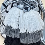 Sac à bandoulière tissé à la main par des tisserandes de la communauté indigène Wayuu en Colombie. Issu du commerce équitable et dans une démarche de Slow-Fashion.